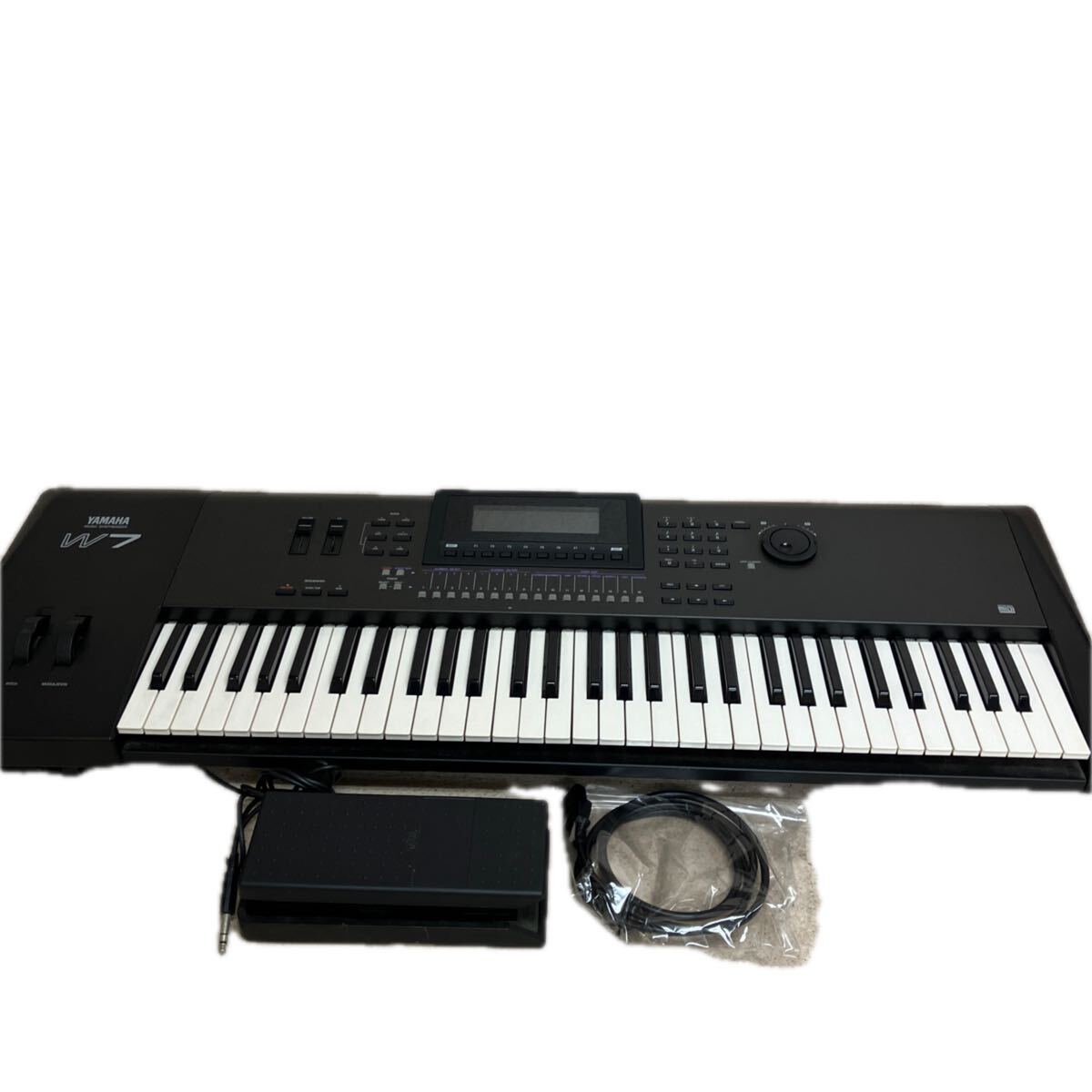 B1304 通電 簡易音出し確認済み YAMAHA W7 シンセサイザー キーボード