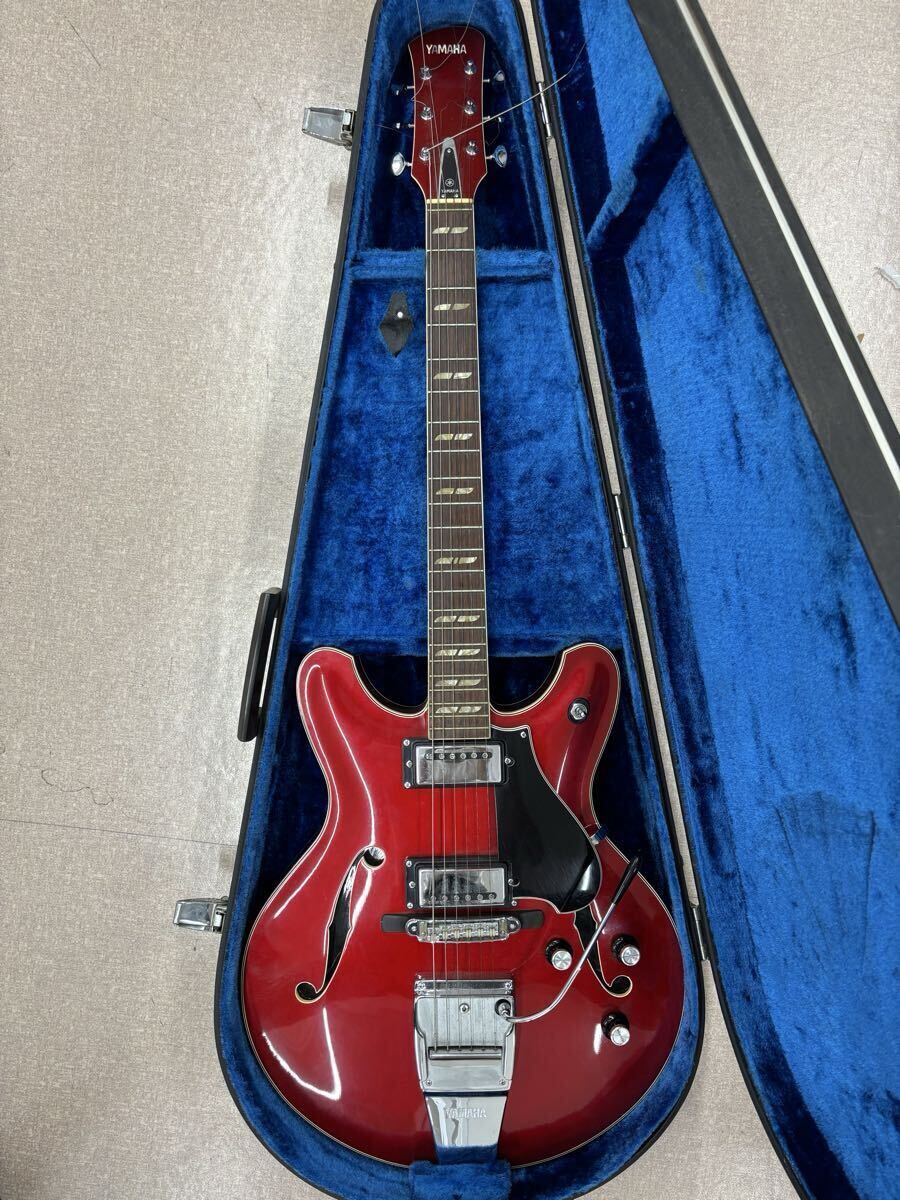 1円〜スタート　YAMAHA セミアコースティックギター レッド　ハードケース付き　※現状品、通電、動作確認済み