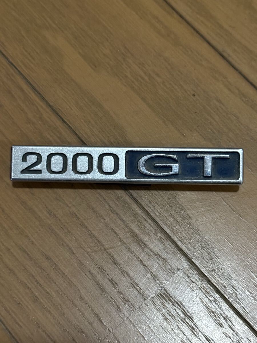 日産スカイラインの「ハコスカ」（C10系）または「ケンメリ」（C110系）の2000GTモデルに使用されていた当時の純正エンブレム金属製