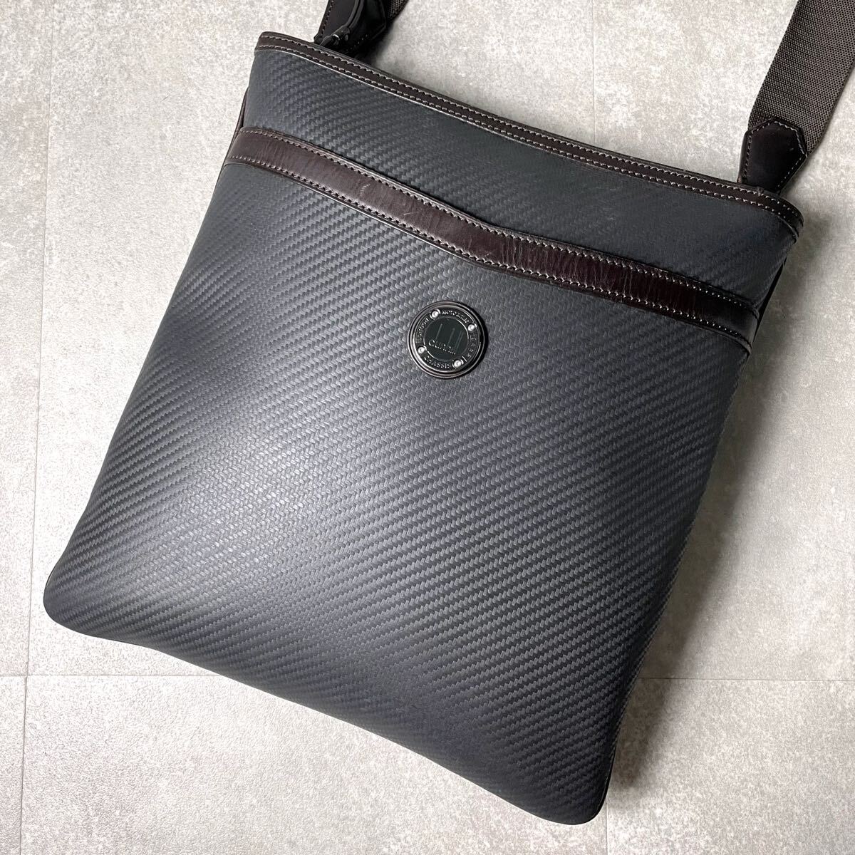 現行/入手困難/美品◎ dunhill ダンヒル シャーシ　ショルダーバッグ レザー 本革 斜め掛け クロスボディ メンズ　ネイビー