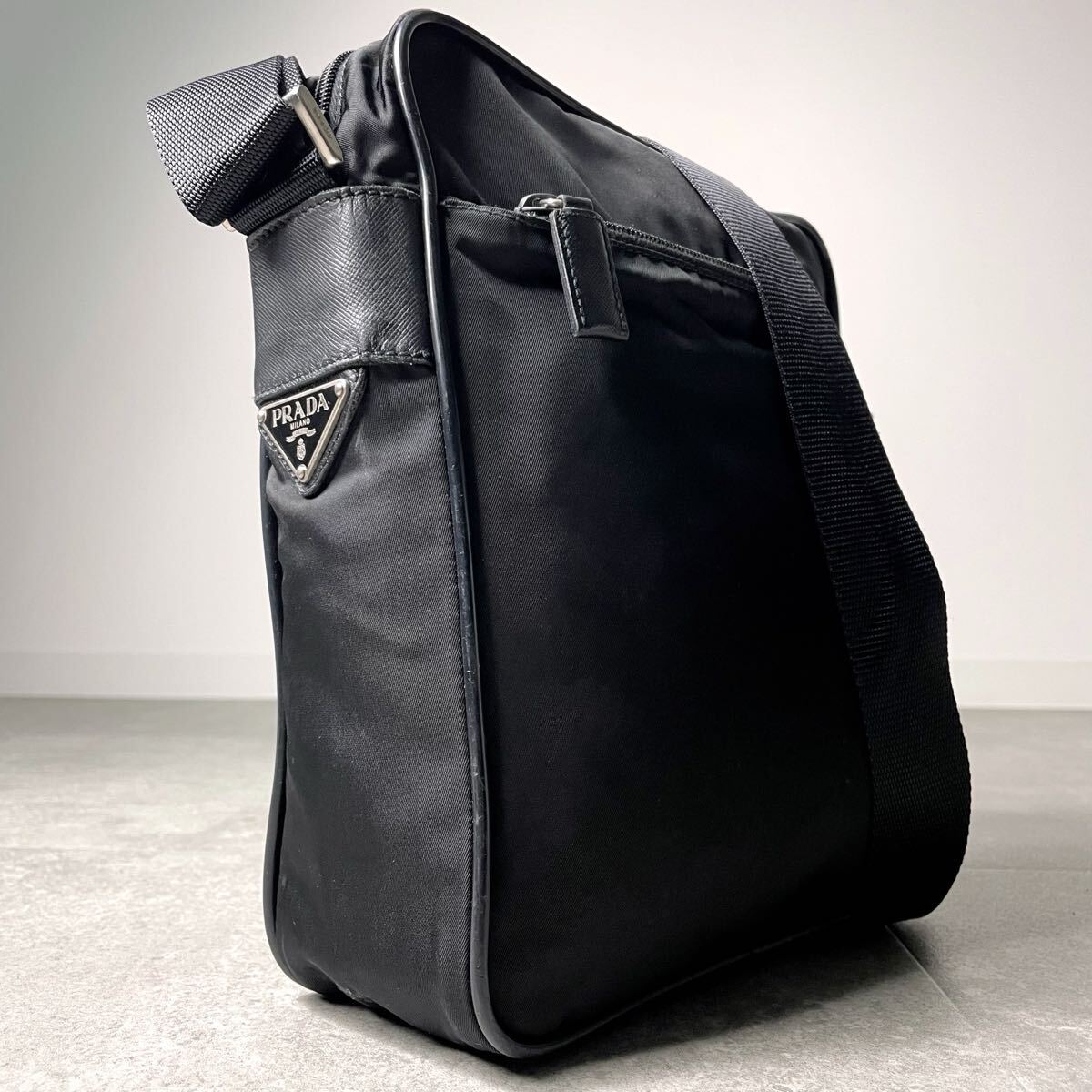 正規品/入手困難◎ PRADA プラダ ショルダーバッグ カメラバッグ 斜め掛け 三角ロゴプレート シルバー金具 ナイロン レザー 本革 ブラック
