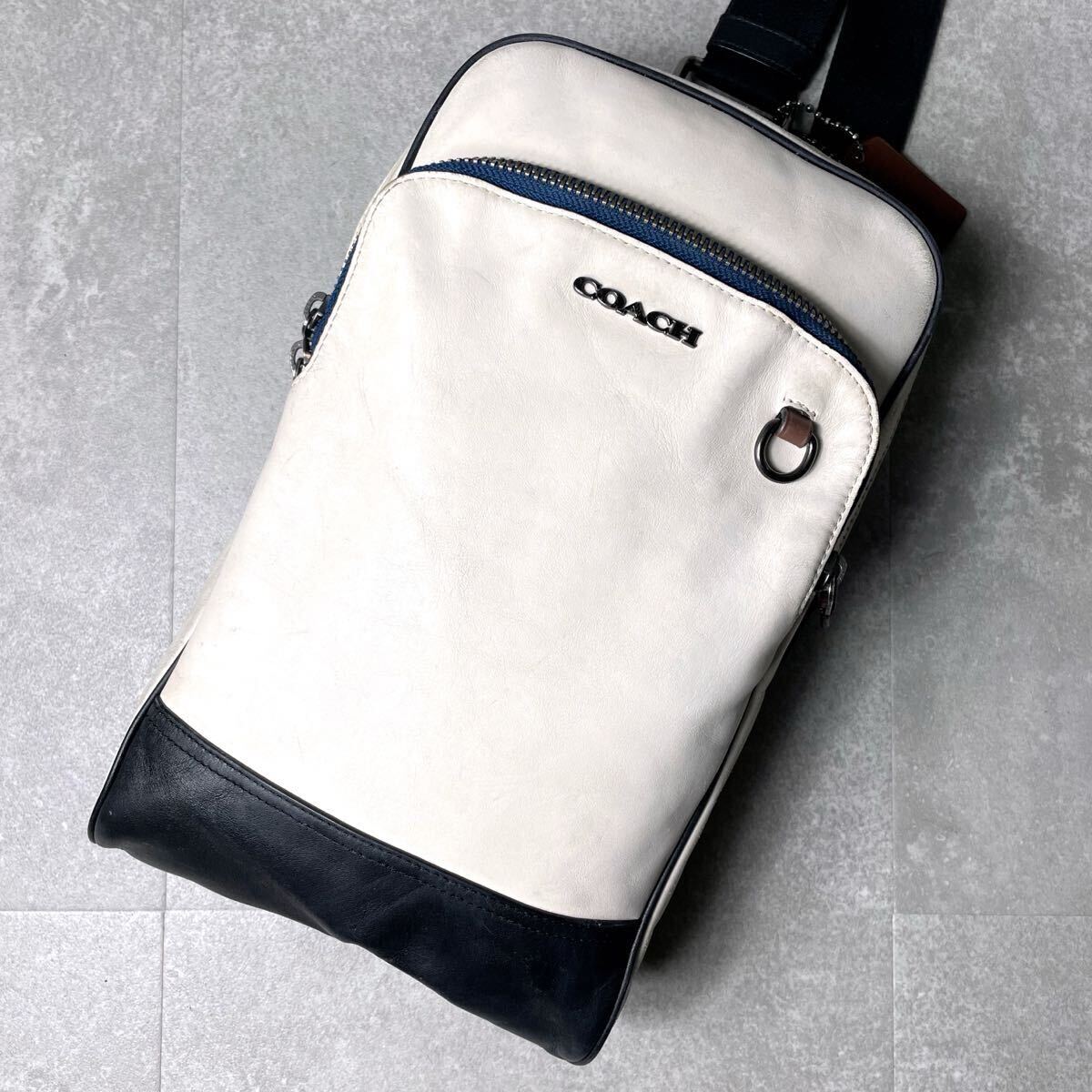 入手困難/近年モデル◎ COACH コーチ グラハム　スリングバッグ ボディバック ショルダー 斜め掛け 肩掛け メンズ カーフレザー　ホワイト