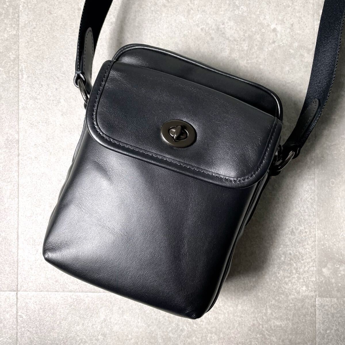 現行モデル/極美品◎ COACH コーチ フライト ショルダーバッグ ターンロック　エンボス レザー ロゴ 斜め掛け クロスボディ ブラック