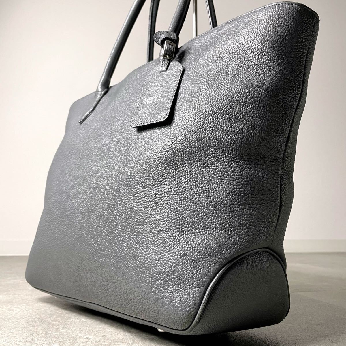現行モデル/入手困難◎ BARNEYS NEWYORK バーニーズニューヨーク メンズ トートバッグ 肩掛け A4収納 レザー　ビジネス　グレー