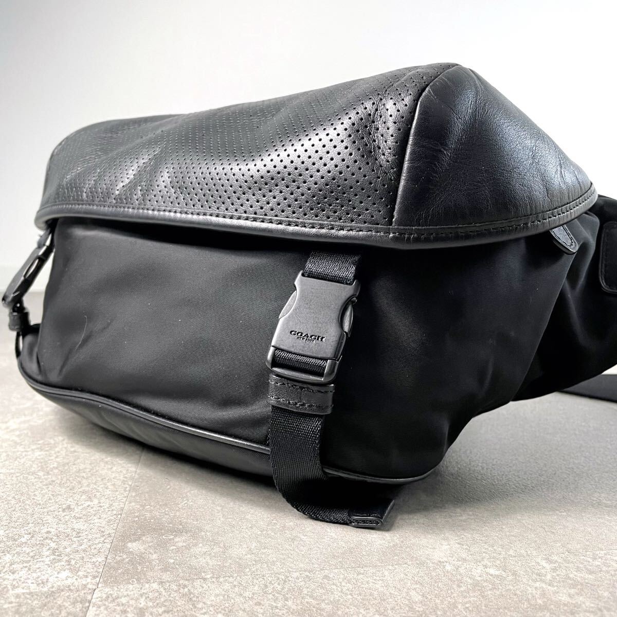 入手困難/近年モデル◎ COACH コーチ ショルダーバッグ ナイロン レザー ロゴ 斜め掛け クロスボディ ブラック　メンズ　ビジネス