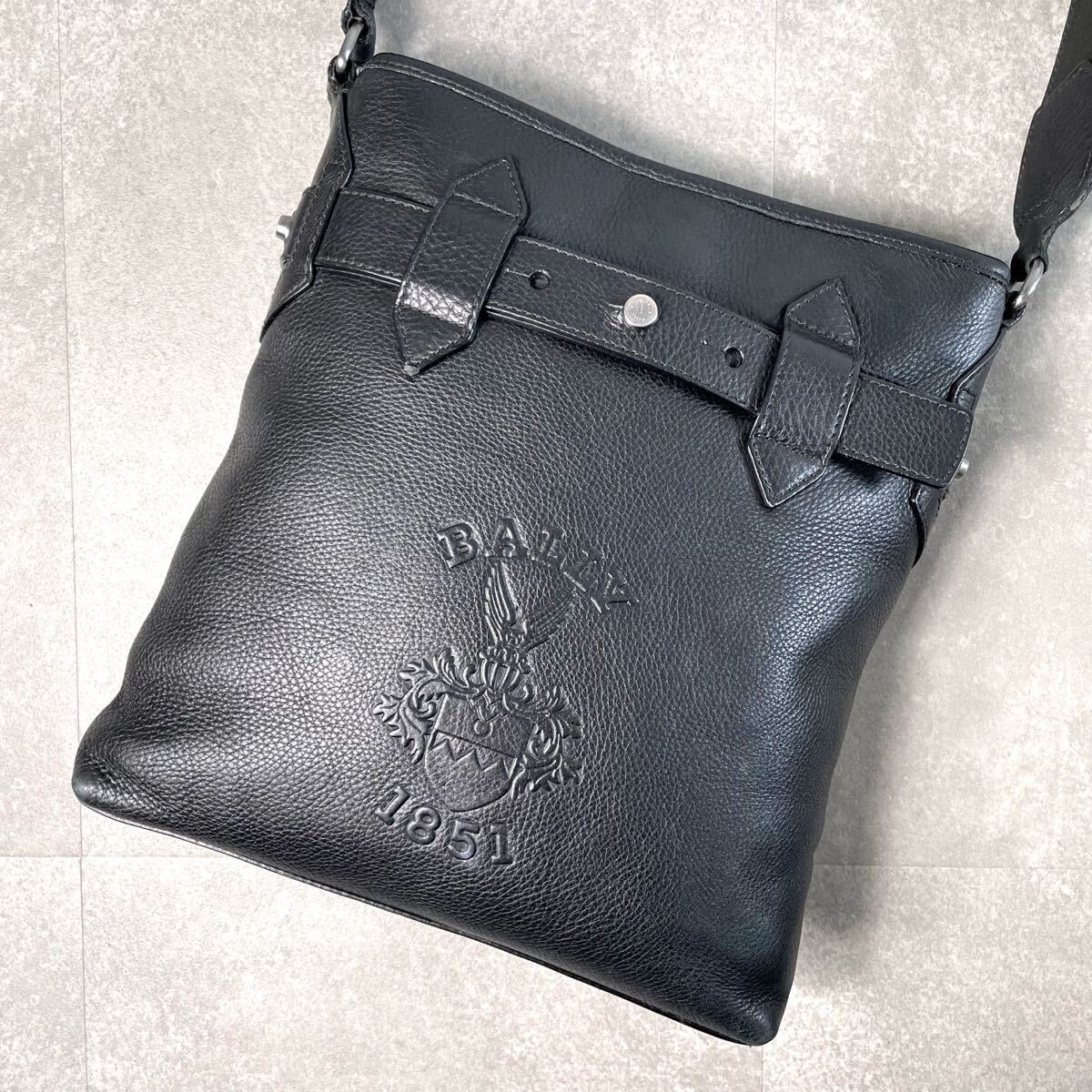 現行/入手困難◎ BALLY バリー ショルダーバッグ クロスボディ　エンボスロゴ　斜め掛け メンズ ビジネス　レザー ブラック　黒