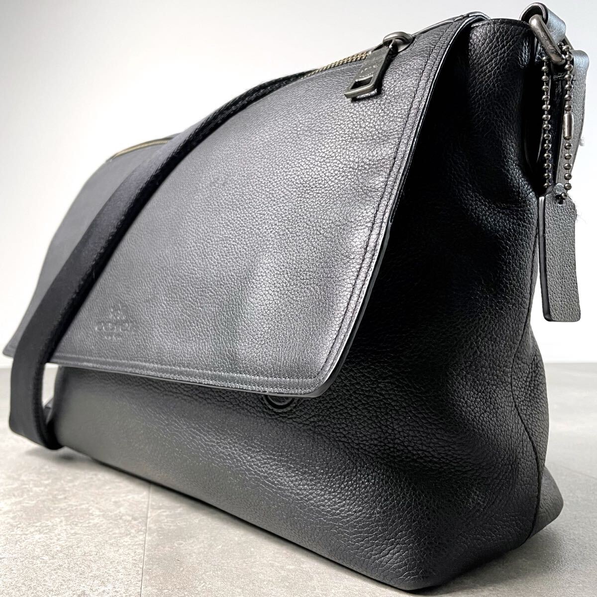 現行モデル/美品◎ COACH コーチ ショルダーバッグ メッセンジャー フラップ レザー ロゴ A4 PC ビジネスバッグ 大容量 多収納 シンプル 黒
