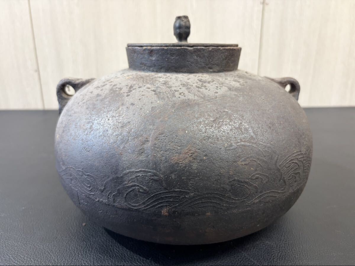 中古品☆時代古作 波地紋 真形 甑口釜 鉄釜 斑紫銅蓋 釜環 茶道具 骨董品 古美術 鉄製 鉄釜 伝統工芸