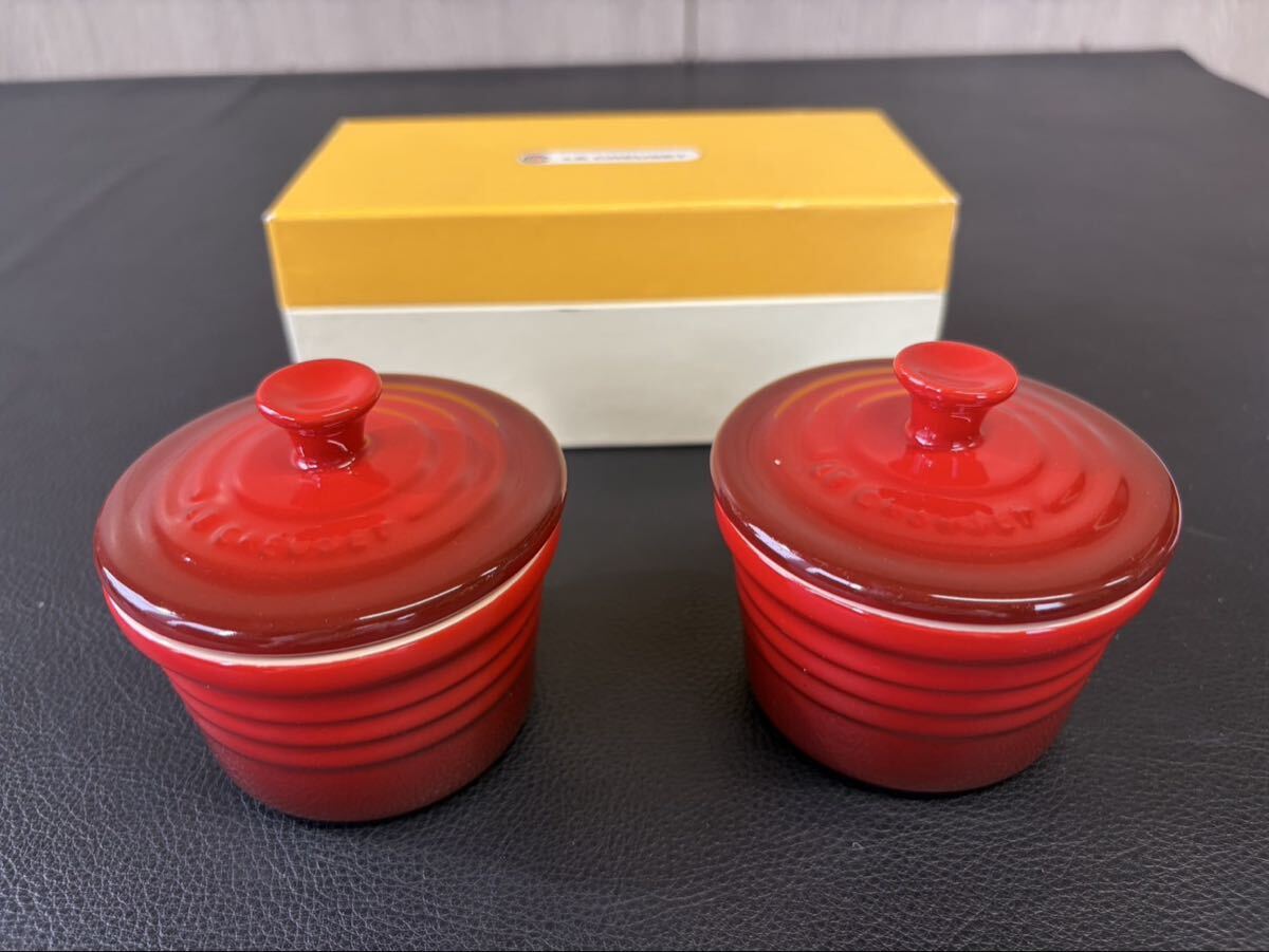 中古品☆ ル・クルーゼ ラムカン S フタ付き 2個入 チェリーレッド ストーンウェア 耐熱 容器 食器 Le Creuset 一部欠け有り