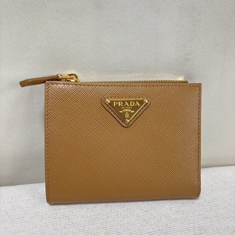 美品 PRADA プラダ サフィアーノ トライアングル ライトブラウン 2つ折り財布 小財布 IW604DA07PRD//