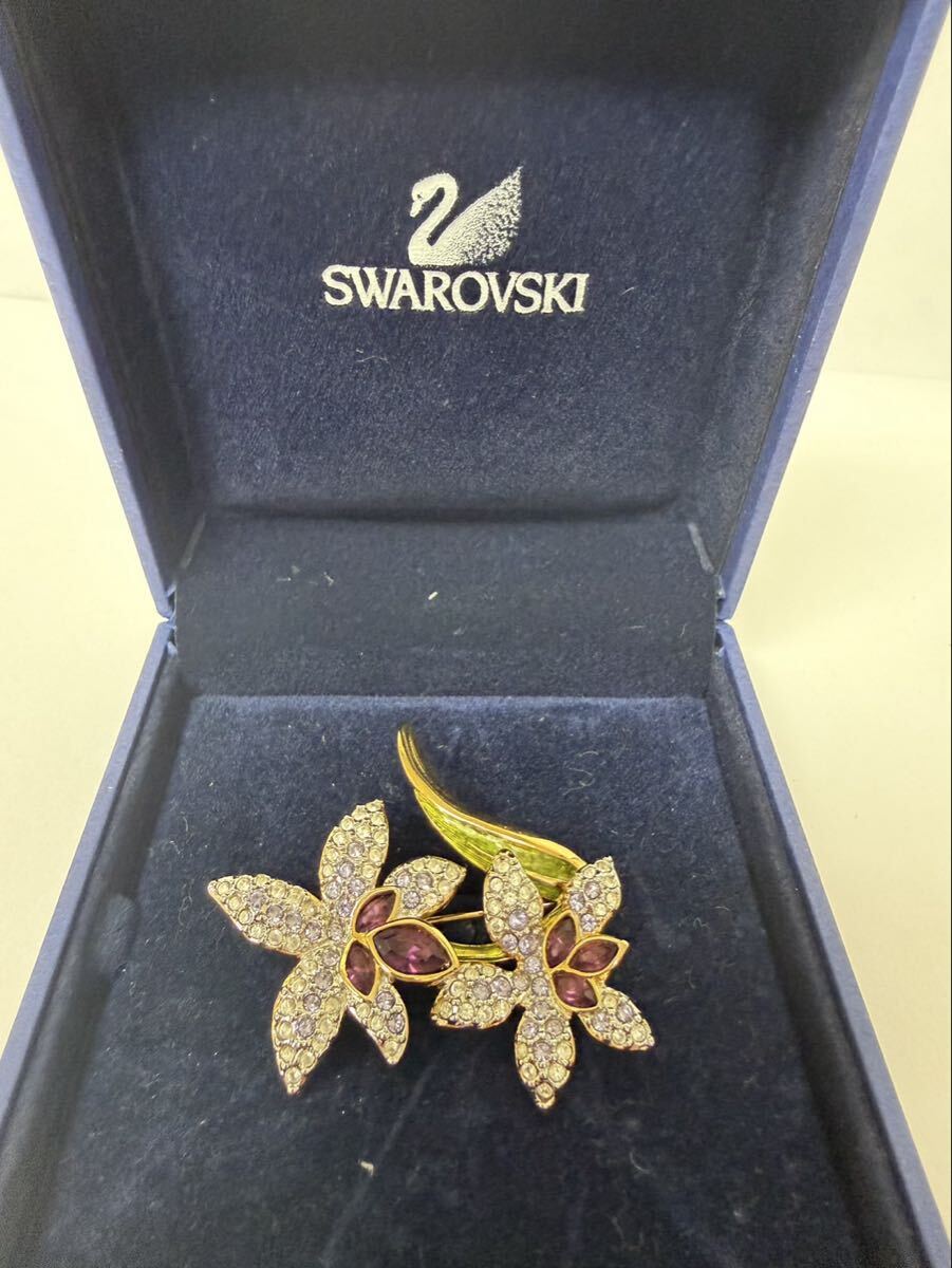 ●売り切り スワロフスキー SWAROVSKI ブローチ フラワー 花 モチーフ パープル×クリア ゴールドカラー スワン刻印 ケース付 現状品