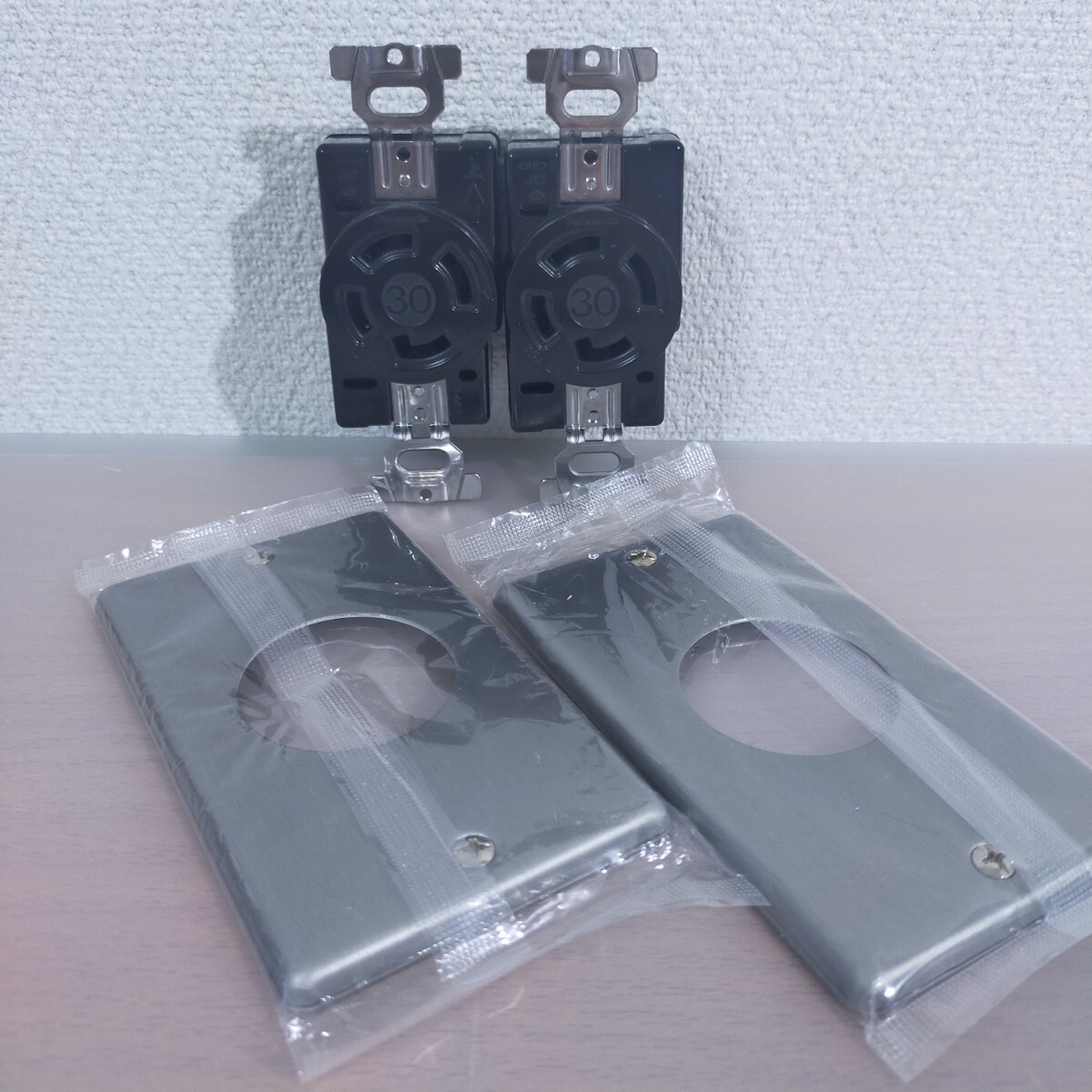 ★倉庫保管品★Panasonic 引っ掛け形 埋め込みコンセント WF2430 接地4P 30A 250V 2個セット 金属プレート付き　
