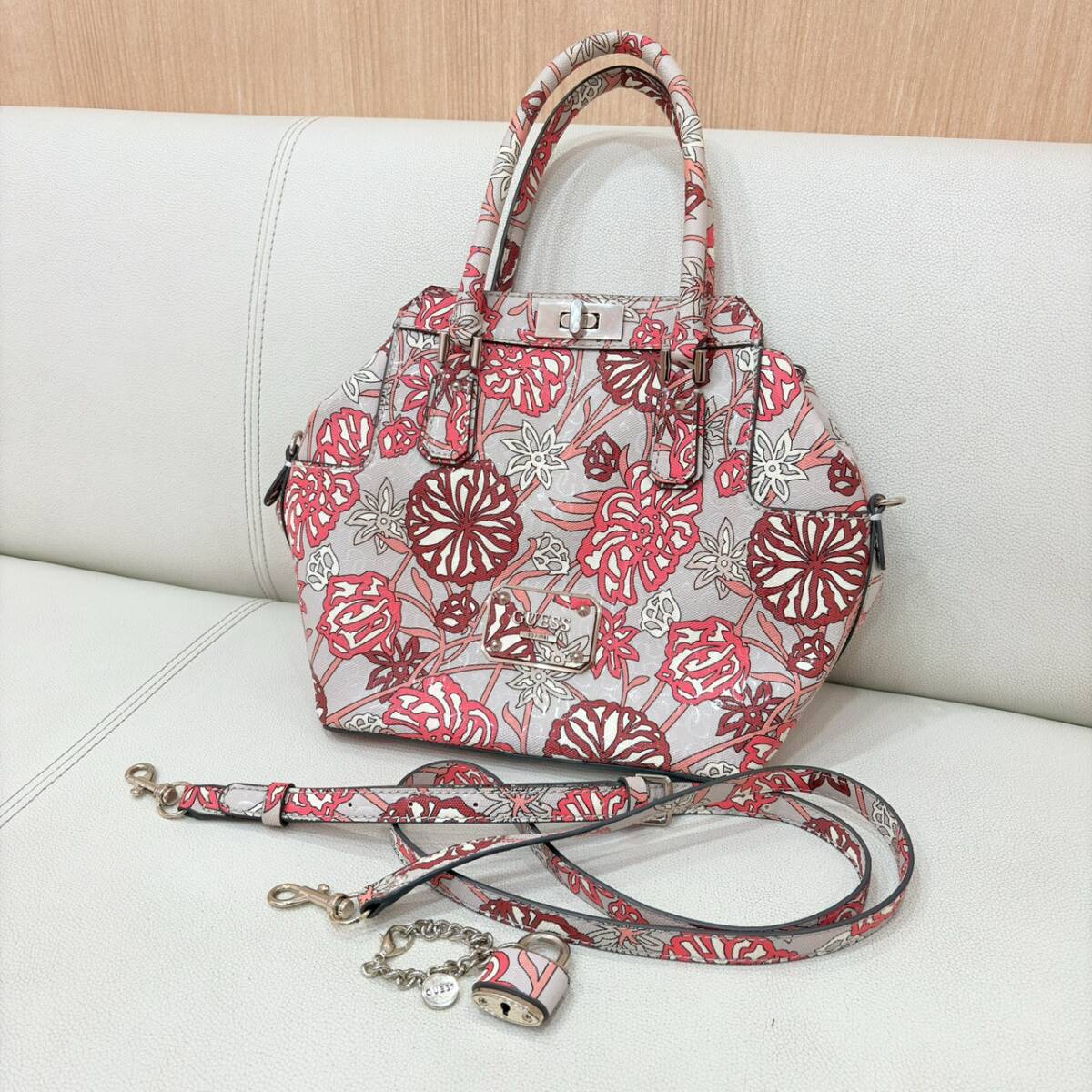 GUESS ゲス フローラル 花柄 赤色 ピンク色 サッチェル系 2WAY ショルダー ハンド バック おしゃれ 季節感 カデナ レディース 8563