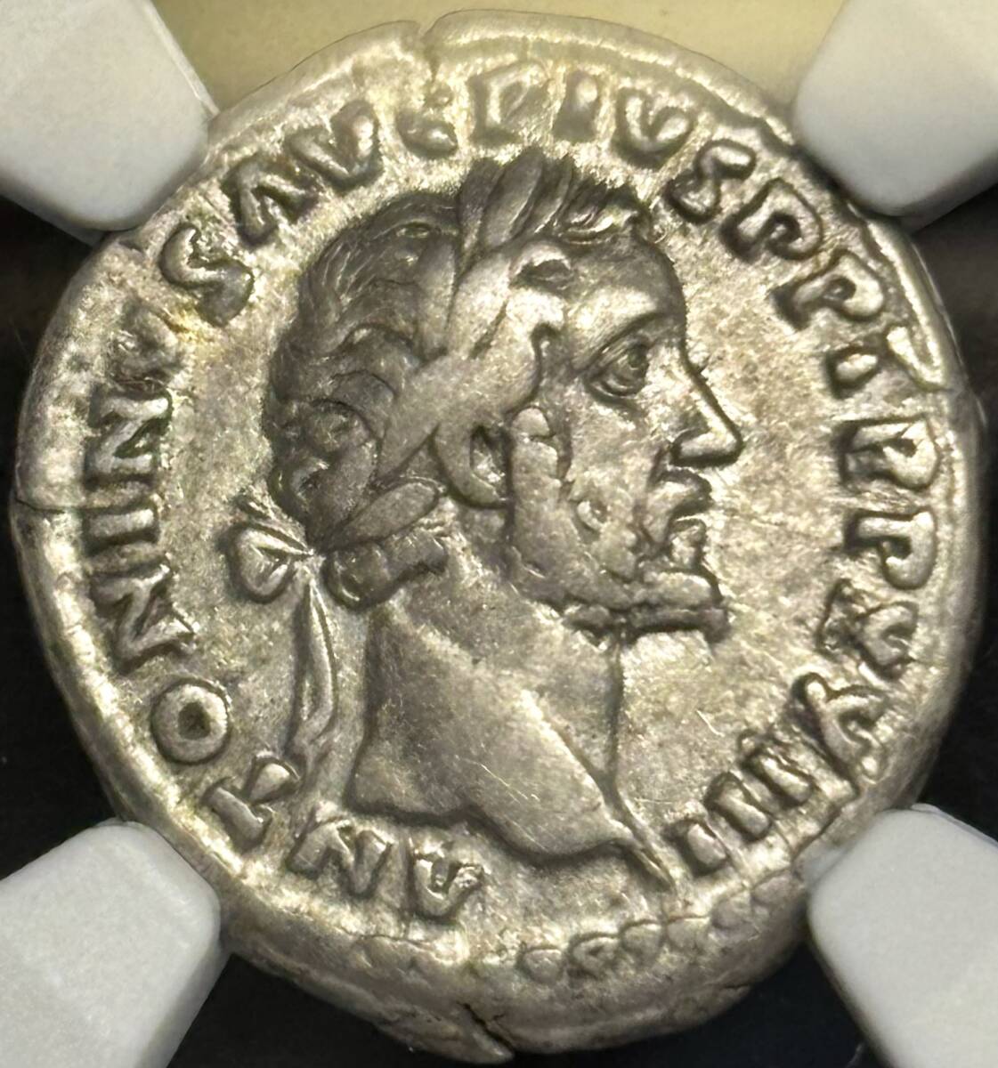 【古代ローマ銀貨】(NGC-VF 西暦138-161年 3.48g)