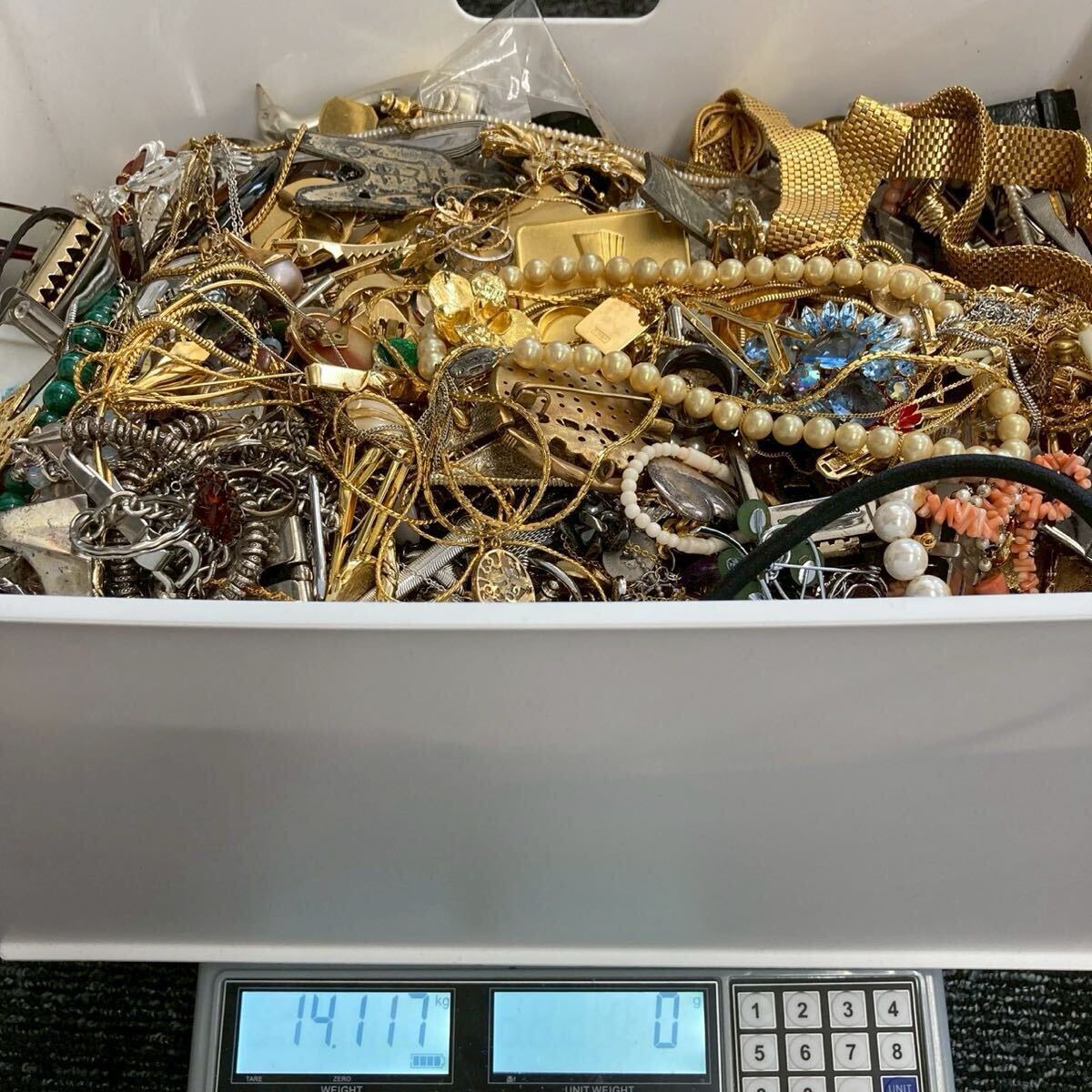 1円〜！【総重量約14キロ大量おまとめ】アクセサリー ネックレス イヤリング ブローチ リング パール タイピン ゴールド 遺品整理［0334］