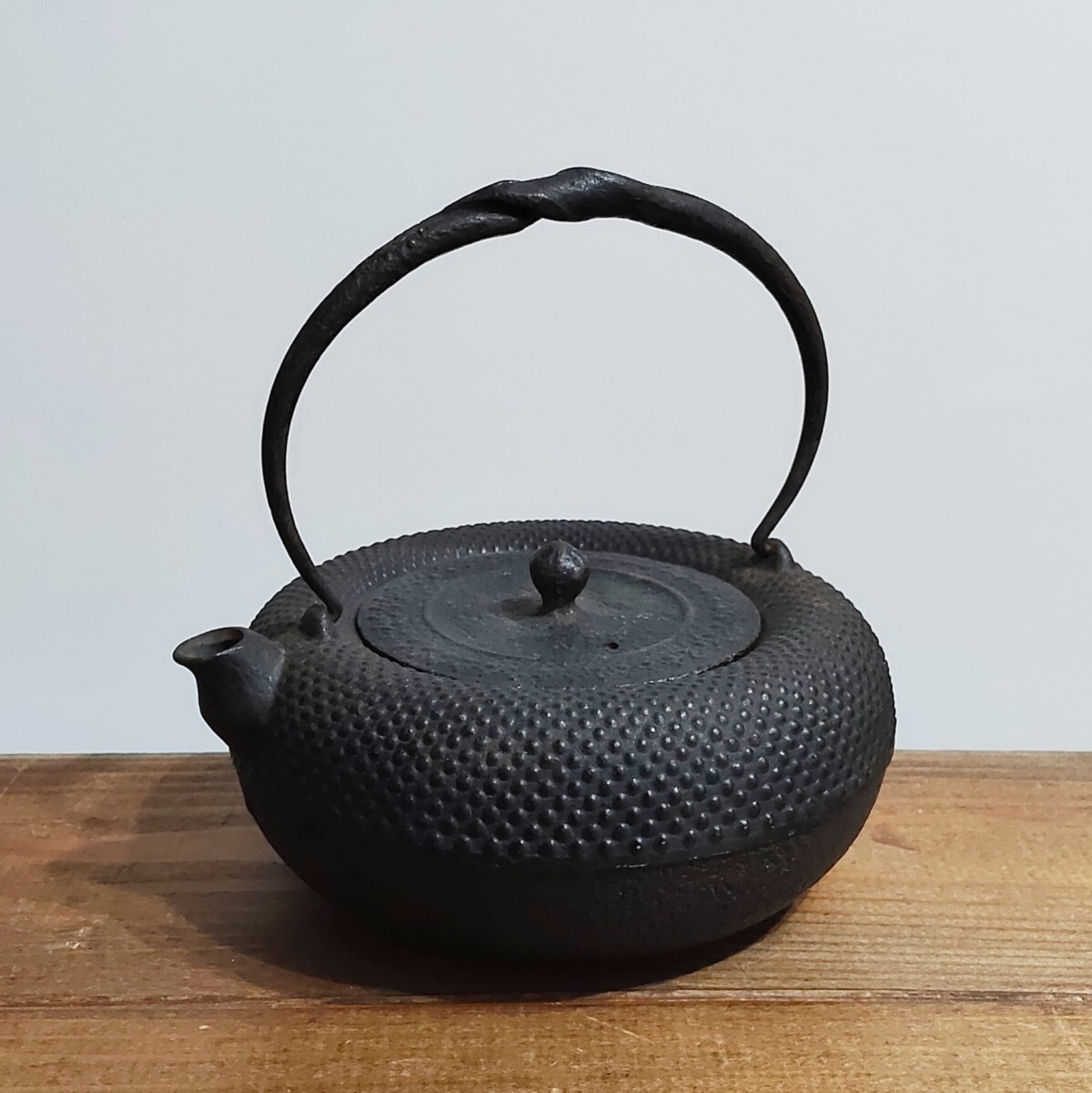 釜師 熊谷健次郎 作 鉄瓶 南部鉄器 霰 アラレ ひねり鉉 急須 平丸型 茶器 茶道具 煎茶道具 湯沸かし 中古 送料無料 即決