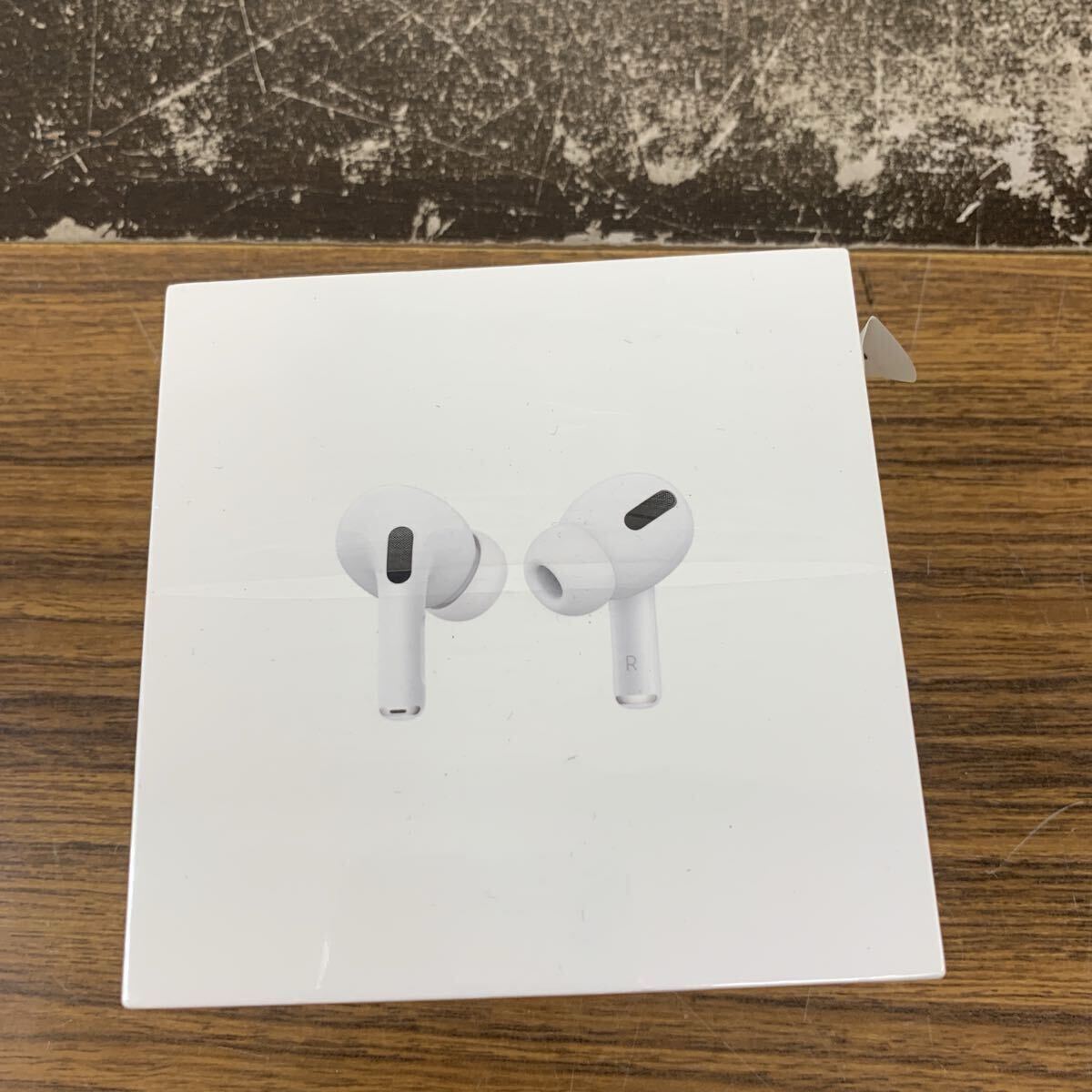 新品 Apple AirPods Pro ワイヤレスイヤホン MLWK3J/A 第一世代