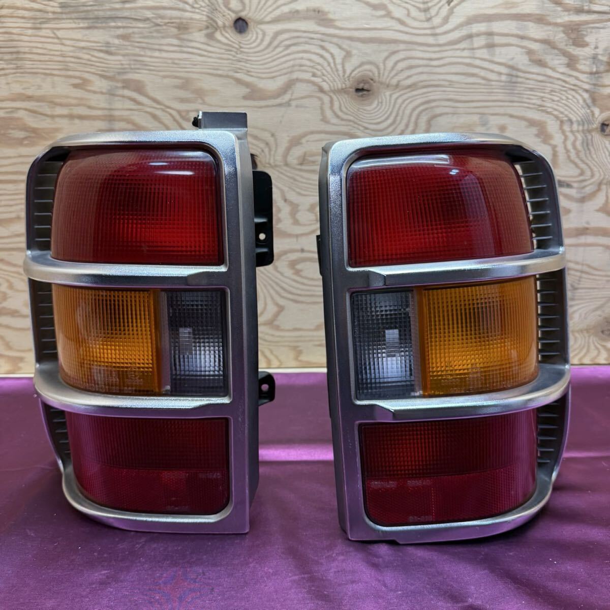 R81100 三菱 パジェロ テールランプ 左右 ペア ミツビシ MITSUBISHI V31 v32 v33 v43 V1 V2