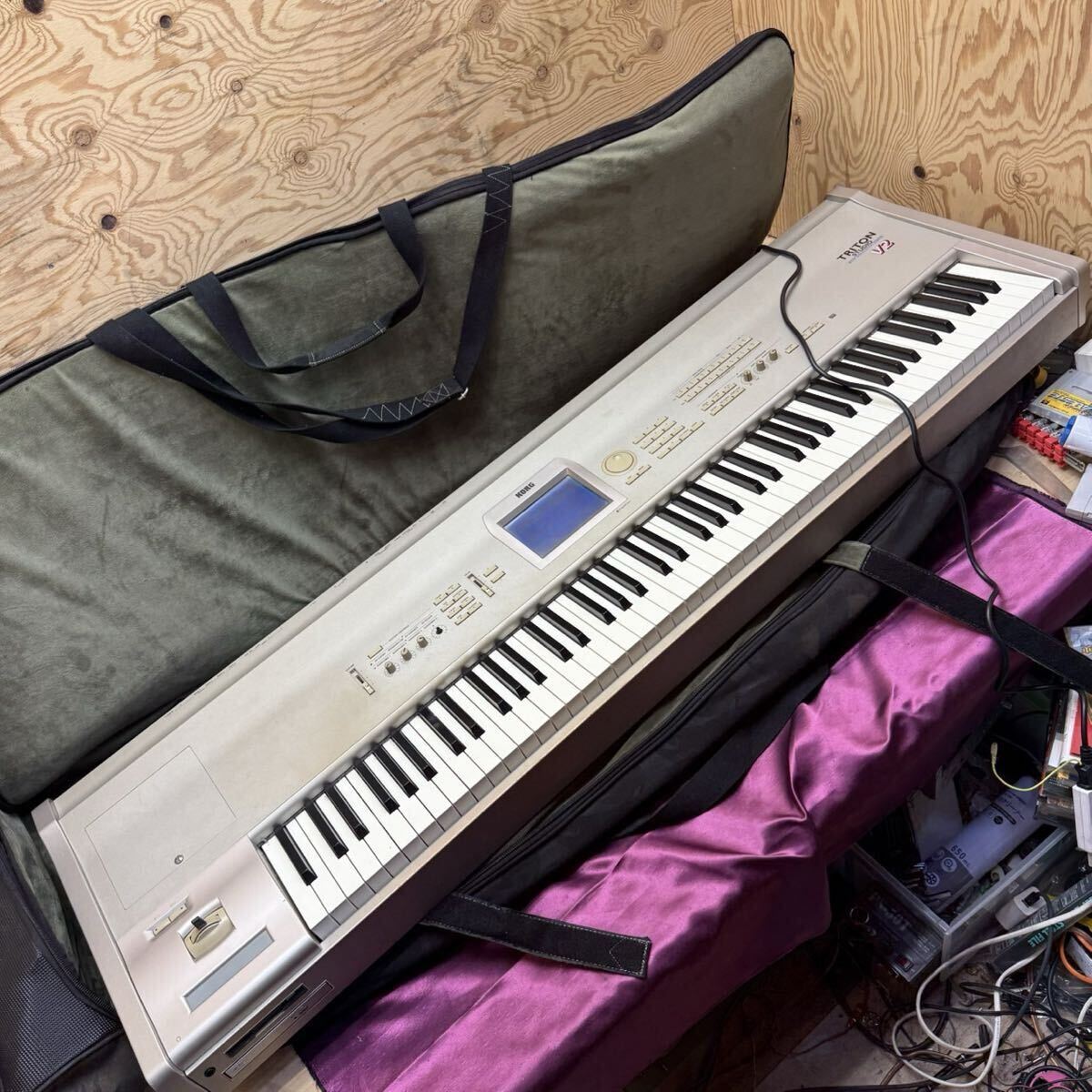 R81119 希少 KORG TRITON STUDIO V2 88鍵盤 シンセサイザー コルグ トリトン ソフトケース付 st88 AC100V オーディオ 音楽 キャリーバック