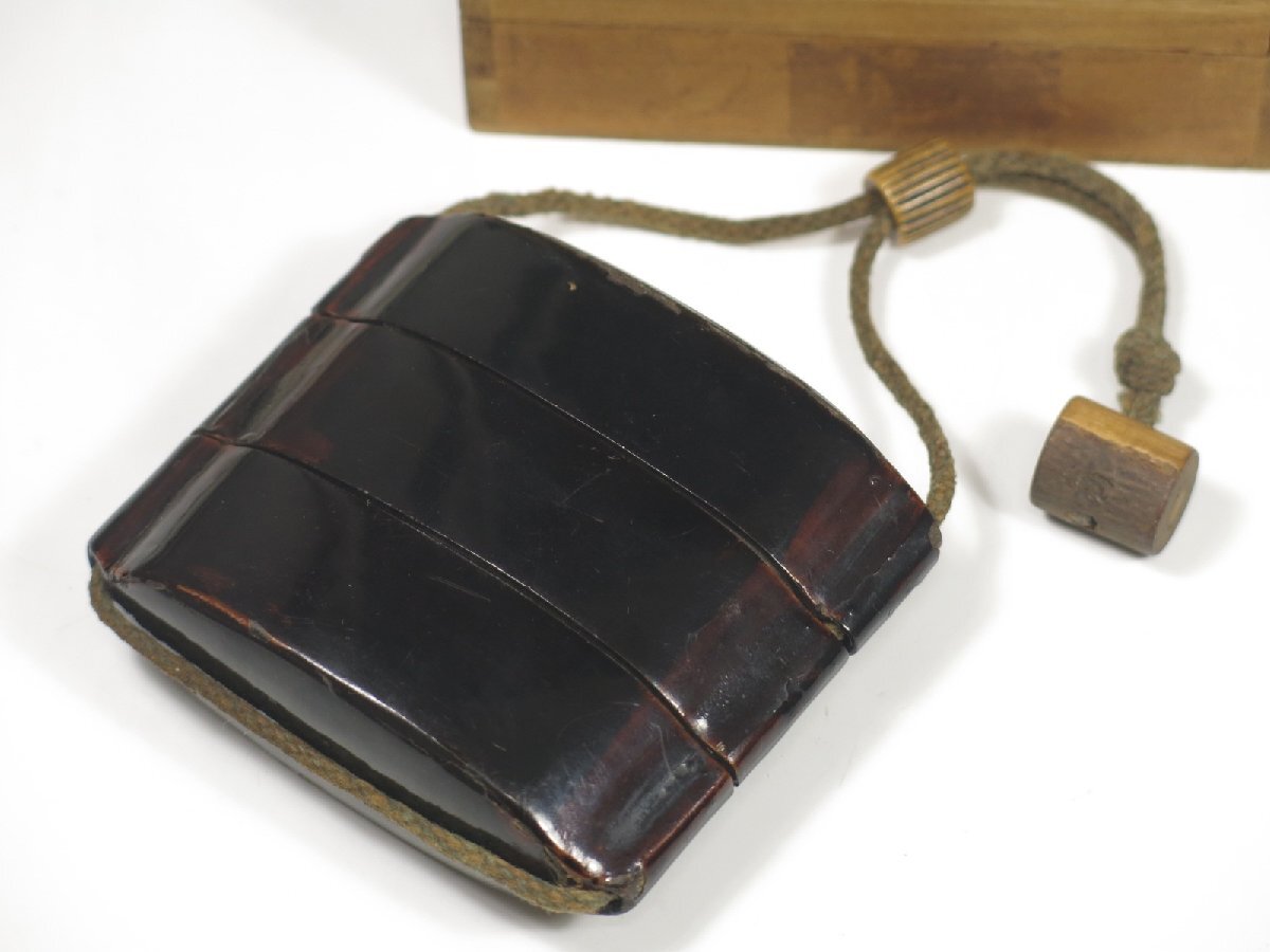 古美術 時代漆器 木製三段印籠 根付 緒締 木箱付き 印篭 印ろう 堤物 江戸期 時代物 骨董品 759
