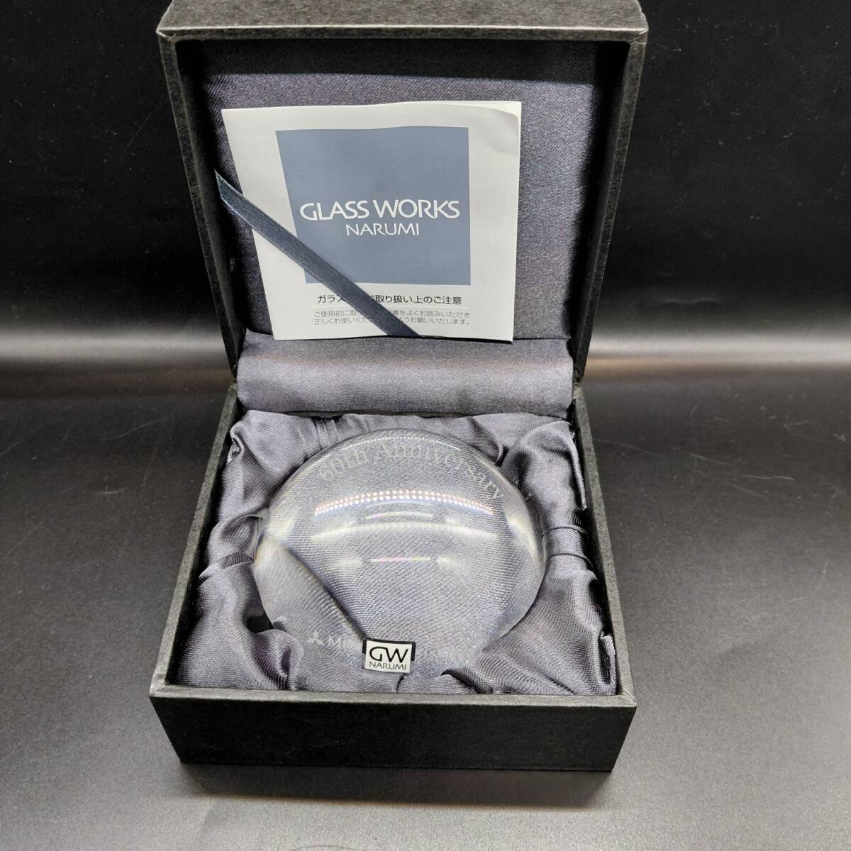 【美品】GLASS WORKS NARUMI クリスタルペーパーウエイト /三菱コーポレーション 60th Anniversary (12044)