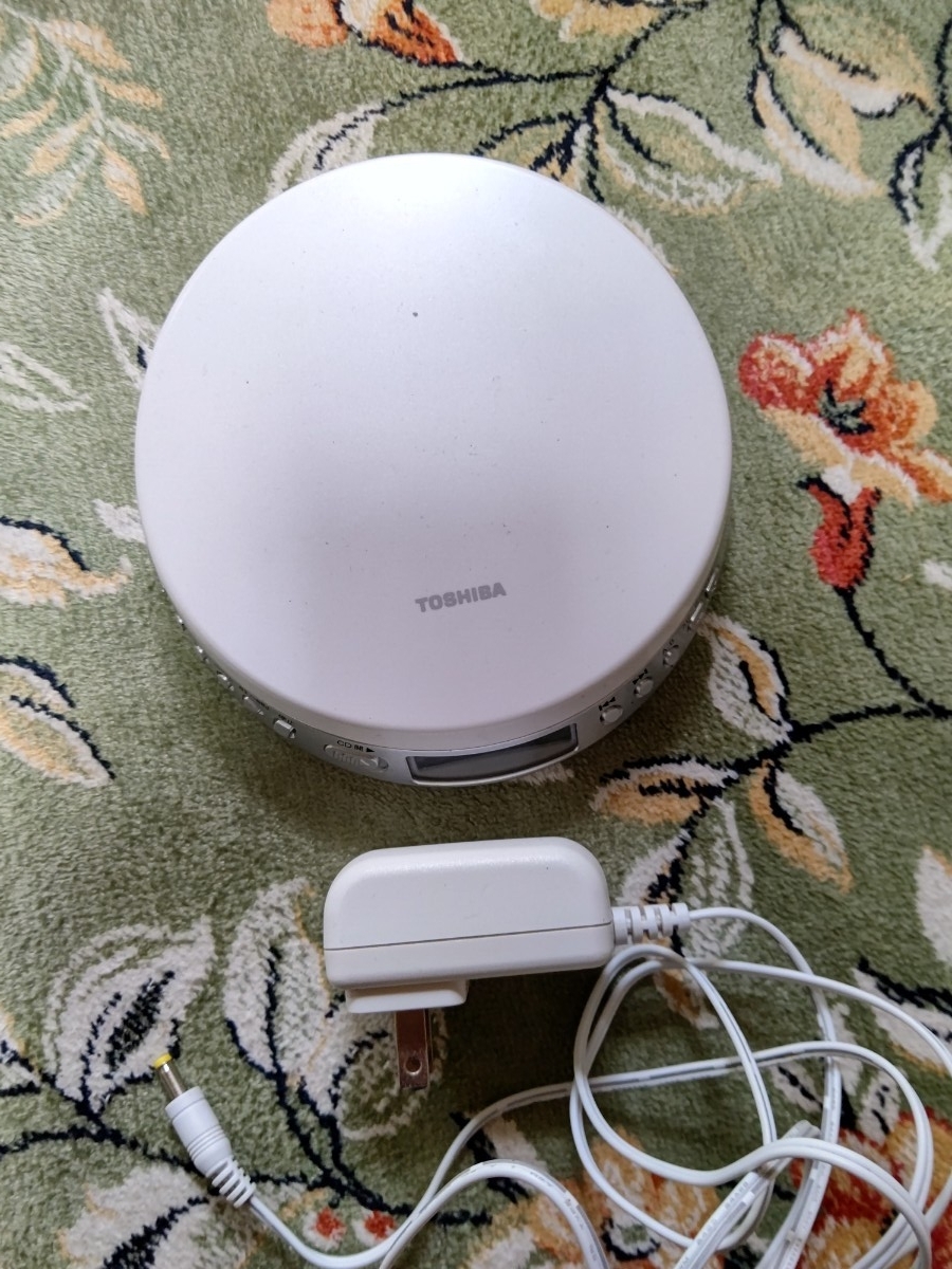 【ジャンク】 TOSHIBA TY-P1 ポータブルCDプレーヤー 2020年製 通電するがCD読み込み不可 ACアダプター付属