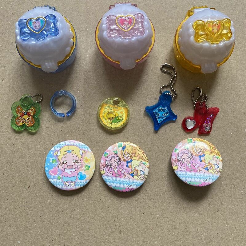 プリキュア　宝箱　キラキラプリキュアアラモード　HUGっと!プリキュア　キーホルダー　バッジ　セット