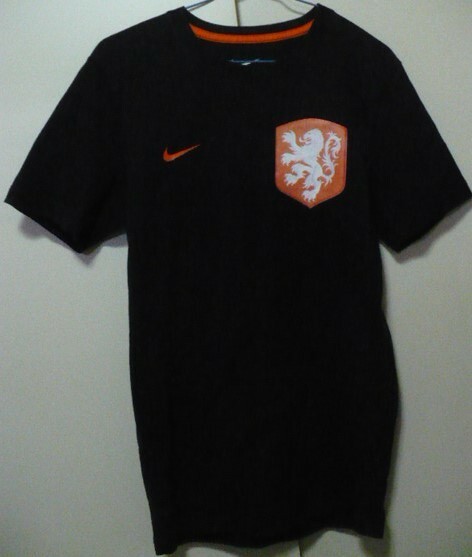 2014NIKE(ナイキジャパン)製オランダ代表コア半袖Ｔシャツ　Ｓ　黒×オレンジ