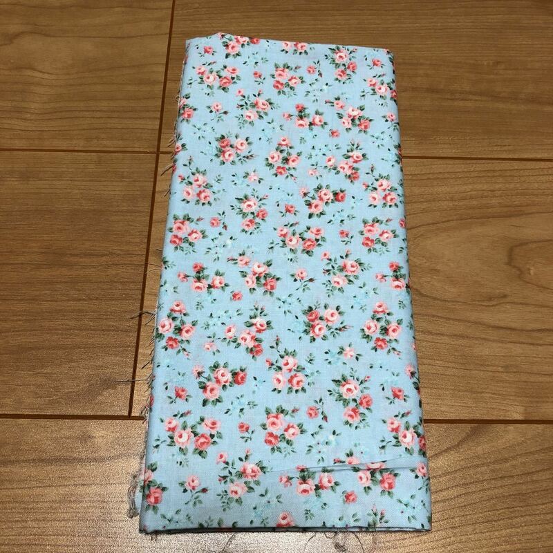 カットクロス ハギレ パッチワーク ハンドメイド 手作り 布 108cm ×45cm 水色 花柄