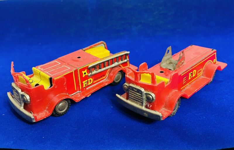 ブリキ製　消防車　2台　弾み車　レトロ　ビンテージ　ジャンク　骨董品　昭和40年代 おもちゃ