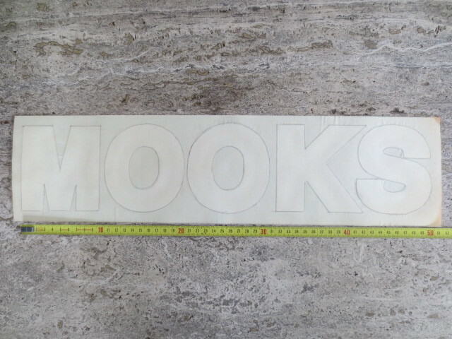 ★新品★MOOKS,ムークスのステッカー、サイズ、５０0ｍｍＸ１０５ｍｍ，色、白★1枚￥８００円、２枚あります★