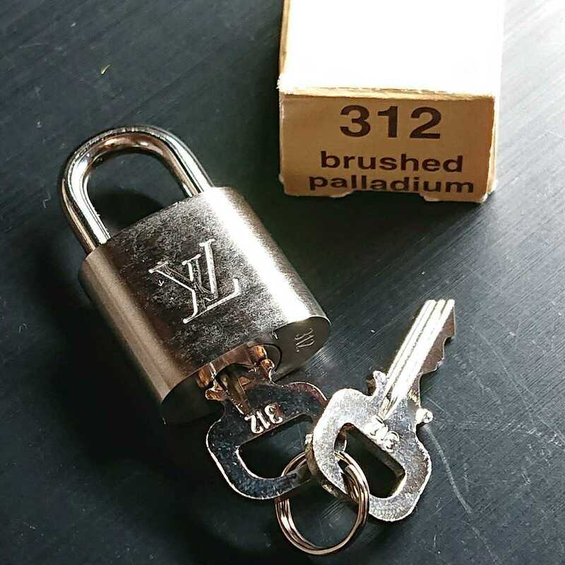 312番 ブラッシュド パラディウム LOUIS VUITTON 南京錠 ルイヴィトン カデナ パドロック 鍵 かぎキー カギ2個 brushed palladium 箱つき