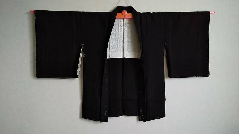 未使用　鈴乃屋　喪服用羽織　和装コート　半纏　布角文字の紋付き ～送料無料　着物　和服　喪装　上着　黒地はんてん　すずのき　法事