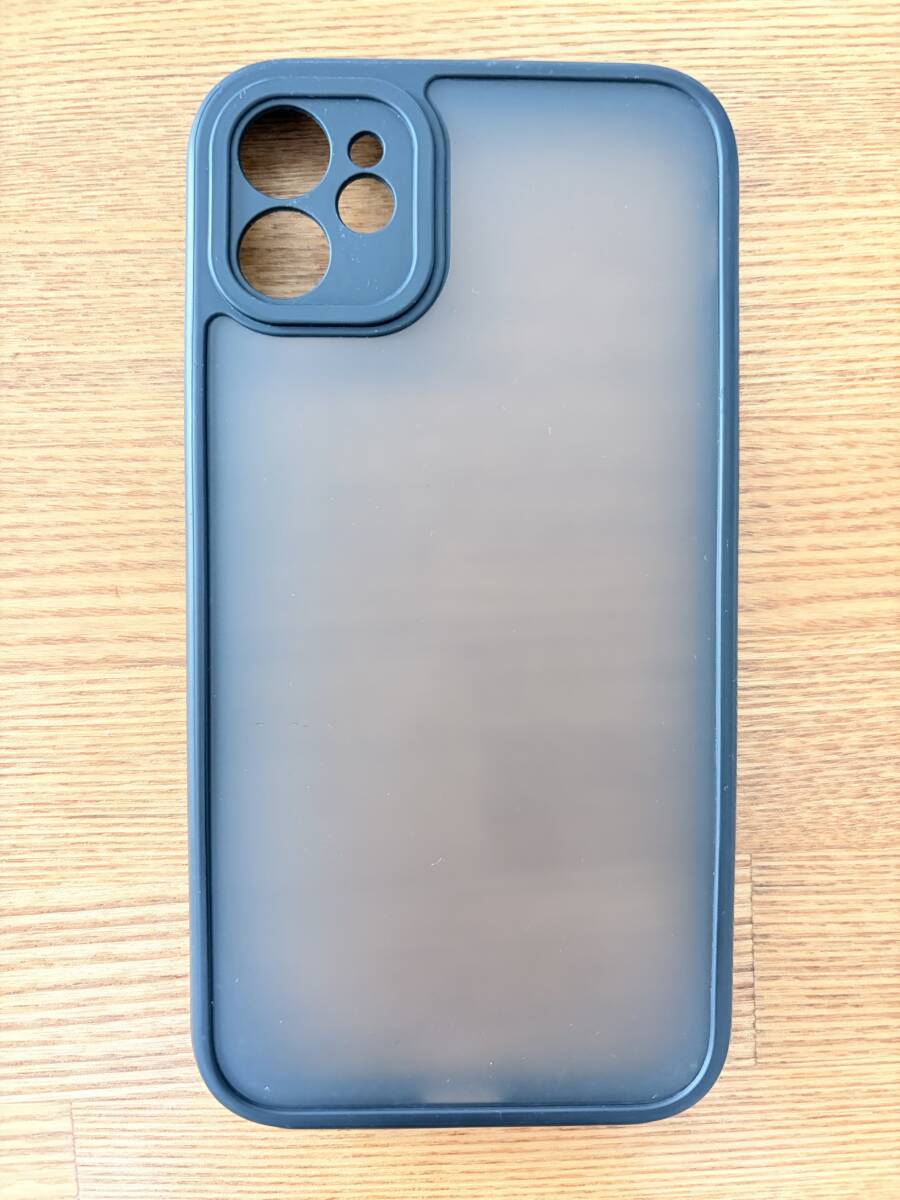 iPhone11 ケース　半透明　ブラック　ロゴ見えます