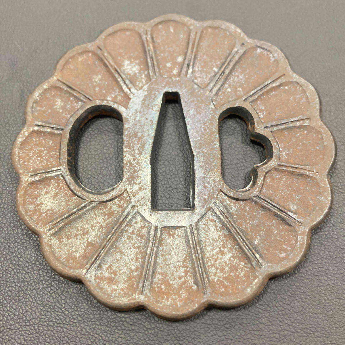 ★☆#1550 金属製 鍔 つば 総重量75.41g 刀装具 武具 骨董 菊 日本刀 時代物 コレクション☆★