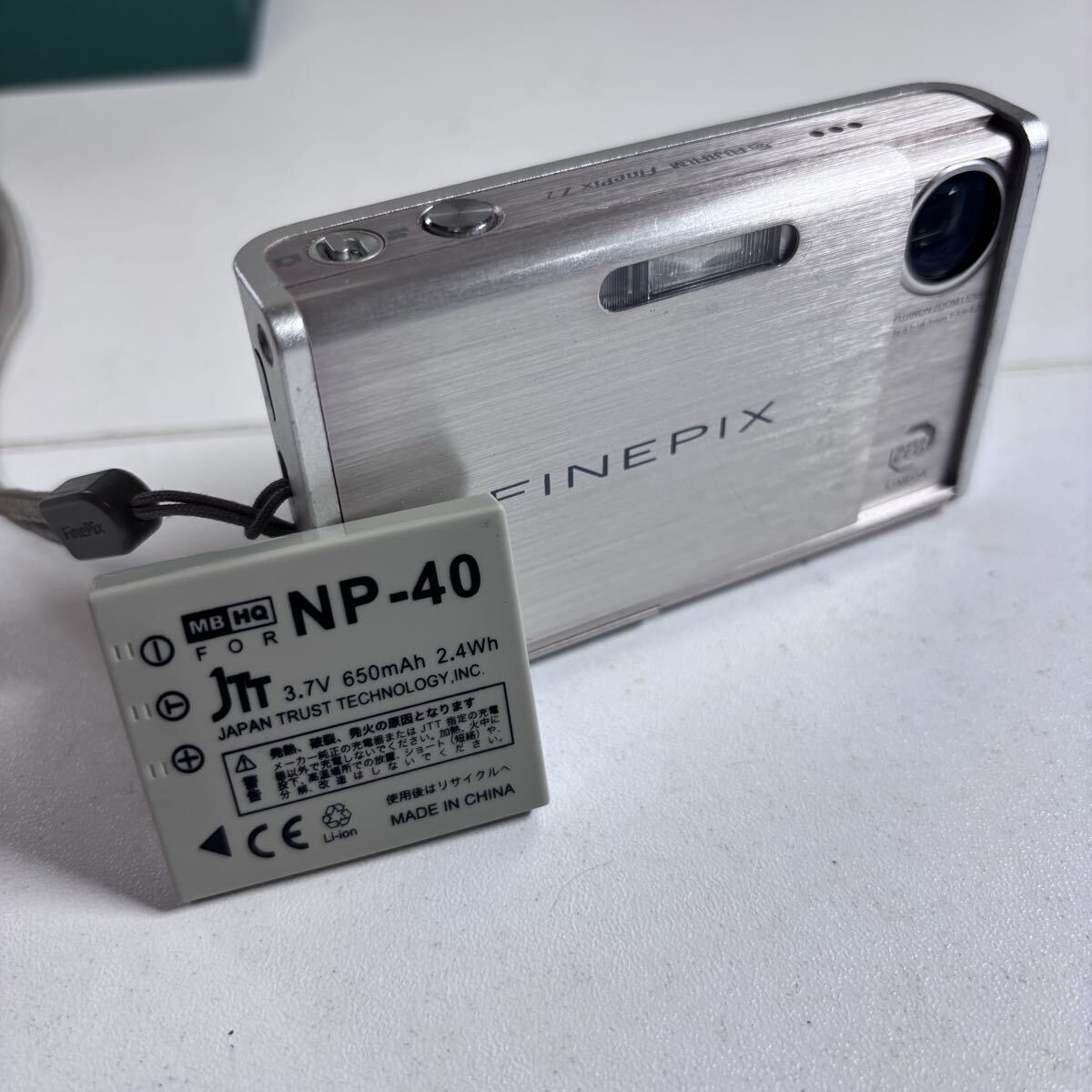 瀧511 富士フィルム FUJIFILM コンパクトデジタルカメラ FinePix Z2 ホワイトカラー ファインピクス シルバー デジカメ