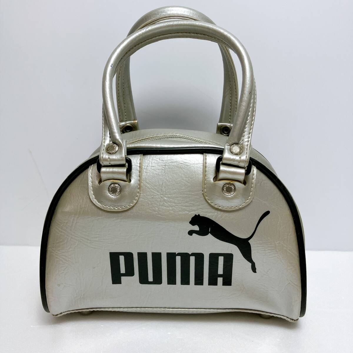 D1563◯ PUMA プーマ メタリック マイクロ グリップバッグ シルバー ハンドバッグ トートバッグ ミニバッグ スポーツ ミニボストン
