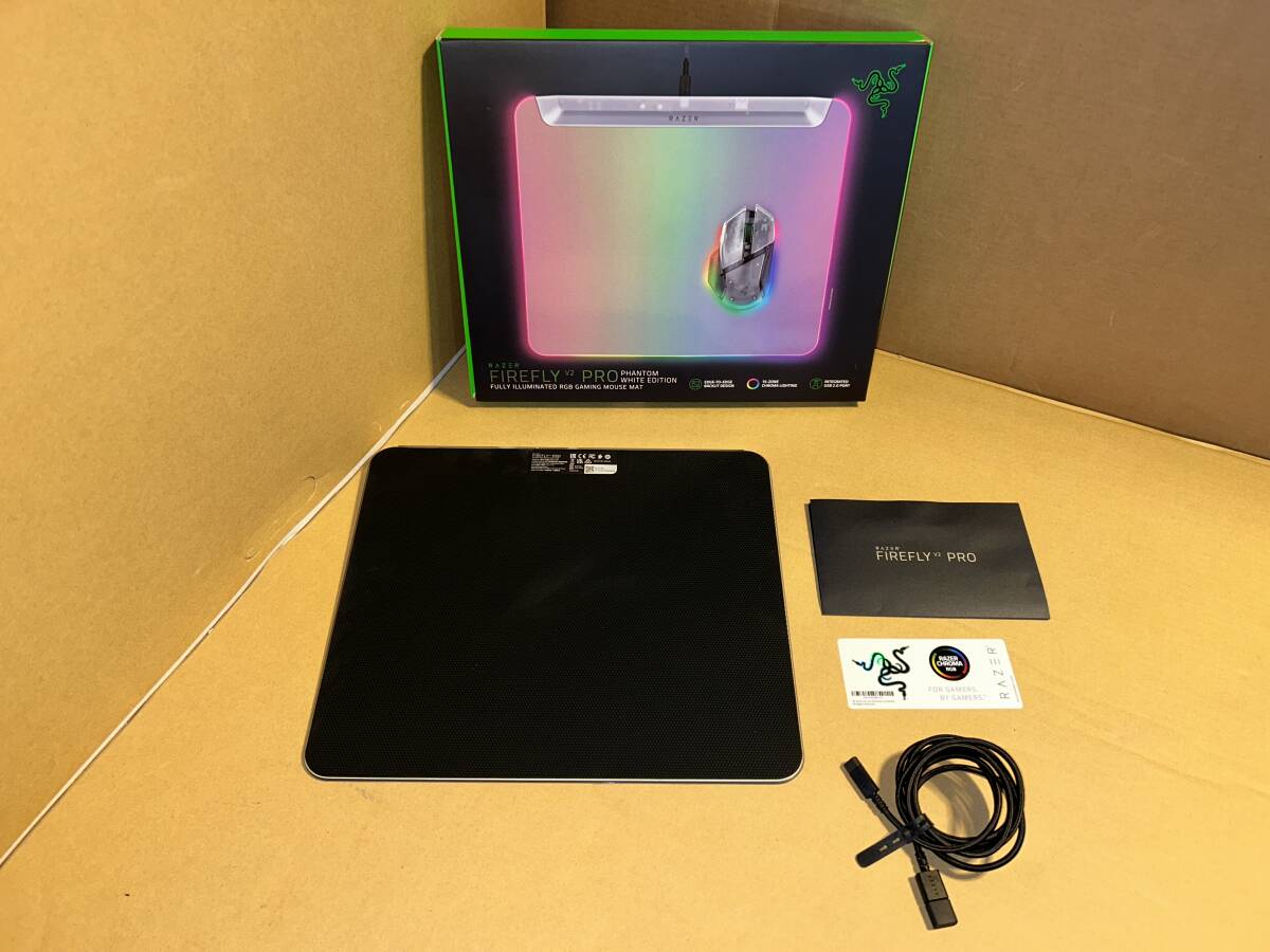 【通電確認済】RAZER Firefly V2 Pro Phantom White Edition ゲーミングマウスパッド 展示見本引き下げ品 元箱傷みあり 訳あり