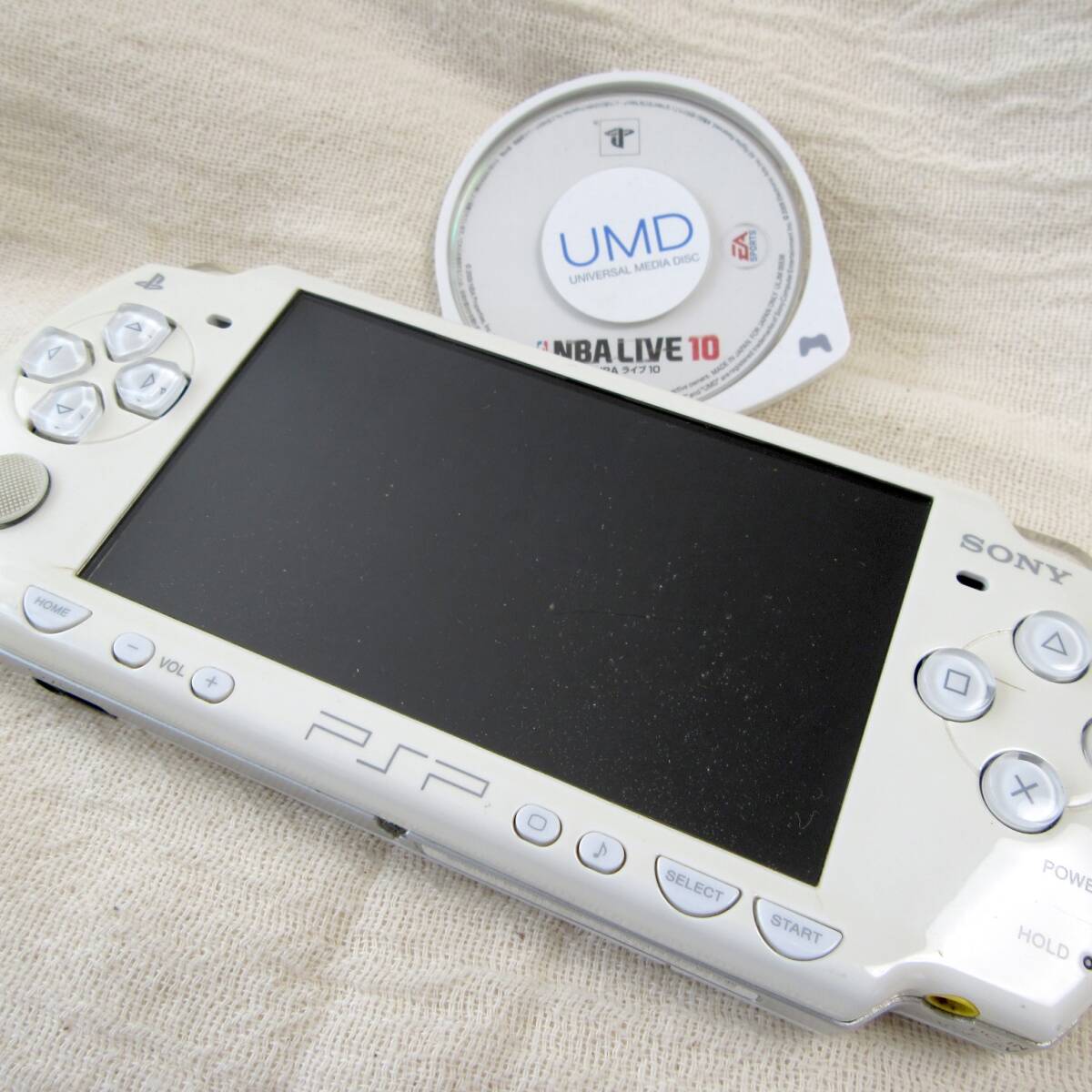 SONY【PSP本体】PSP-2000／セラミックホワイト／ソフト1本付／NBA ライブ 10／PlayStation ソニー プレステ プレイステーション ポータブル