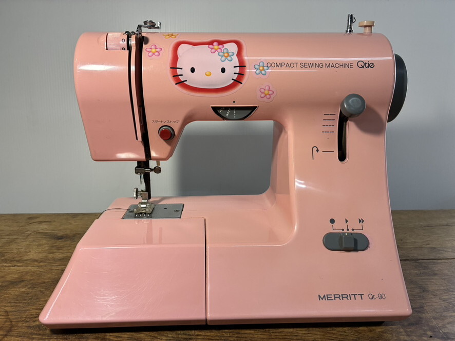 6-R-141/3-100 ★SINGER★ シンガー MERRITT Qt-90 コンパクトミシン ハローキティ ピンク 電動ミシン フット無し 電源ケーブル無し 現状品