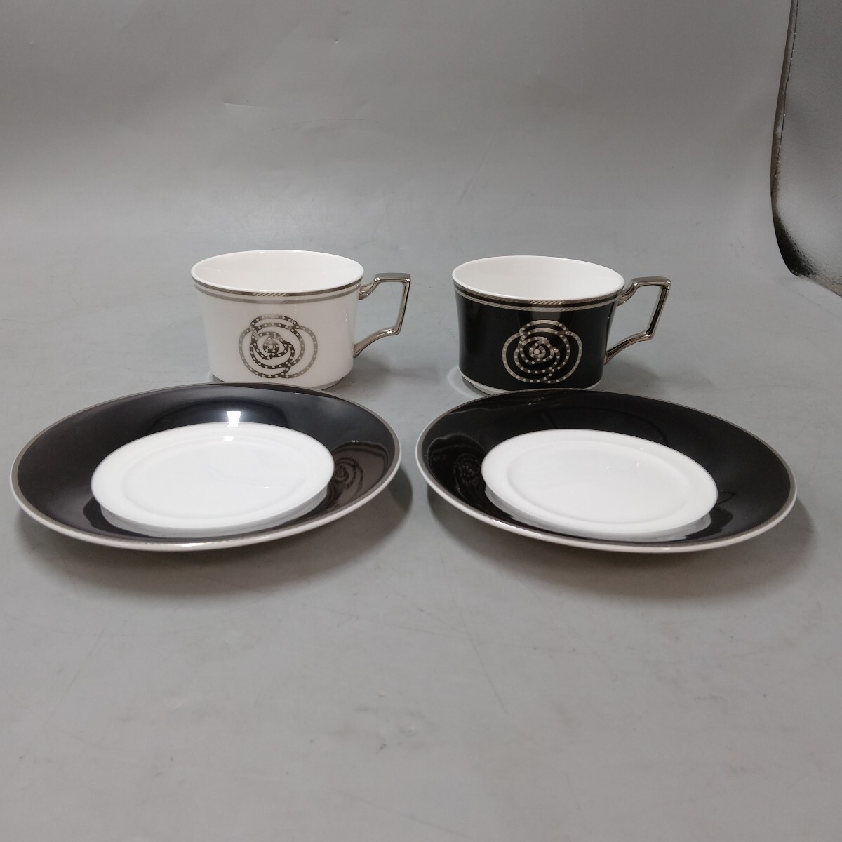A ノリタケ エイダン　マグカップ　ペアセット　白　黒