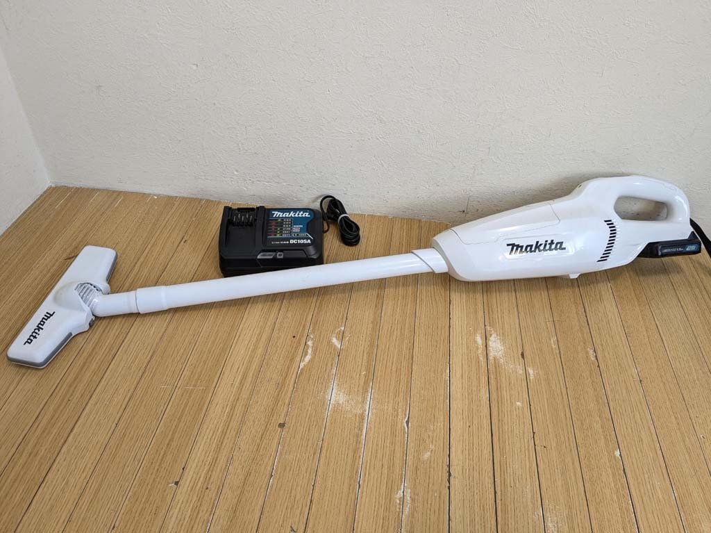 △MAKITA マキタ コードレスクリーナー CL107FD バッテリー充電器付