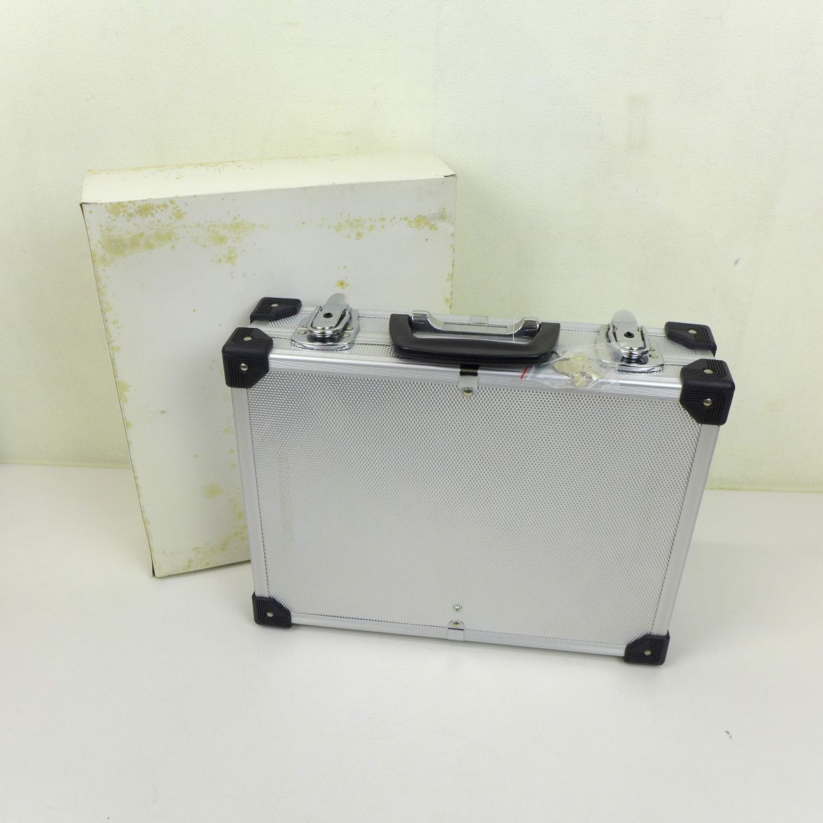 佐Q4086＜手品グッズ＞ MAJIC EFFECTS ATTACHE TABLE　マジックテーブル　アタッシュケース型