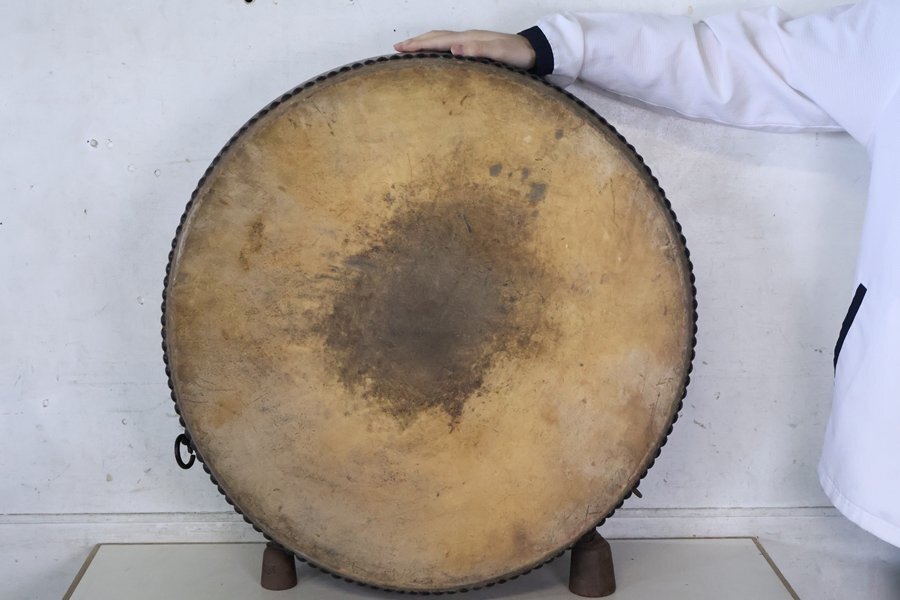 TB526平胴太鼓◇ジャンク/音出NG/現状品/打面直径約59cm/平太鼓/和太鼓/打楽器/宮太鼓/打楽器/祭礼/お囃子/鋲/時代物/古道具タグボート