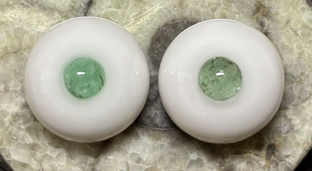 エメラルド　鉱物使用レジンアイ