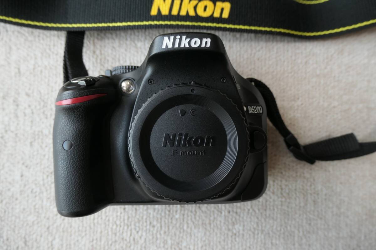★★中古Used★★ニコン Nikon デジタル一眼レフ D5200 AF-S DX NIKKOR 18-55mm f/3.5-5.6G VR 電池2個 他付き