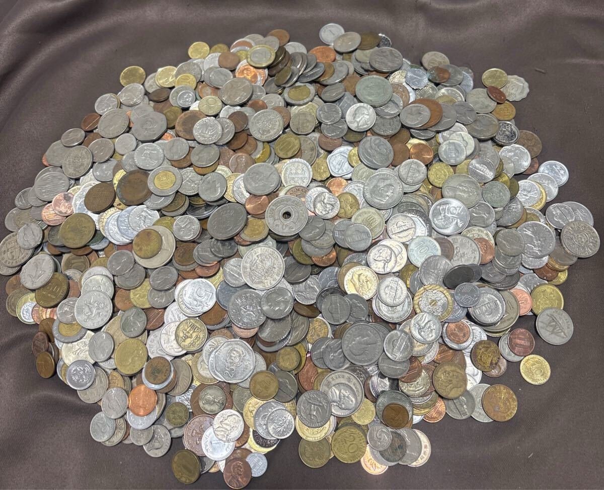 M8 外国硬貨　コイン　約9000ｇ外国銭 アメリカ/中国/台湾/韓国/フランス/オーストラリアなど まとめて売り。 同梱可。