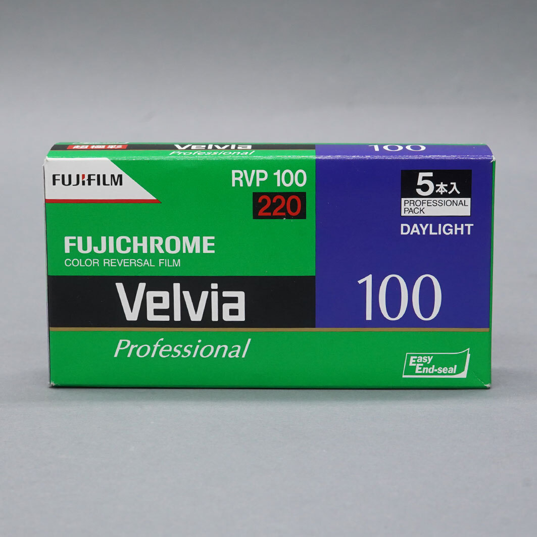 【31】 FUJICHROME Professional　Velvia 100 DAYLIGHT 220 フィルム 5本パック　期限切れ　その１