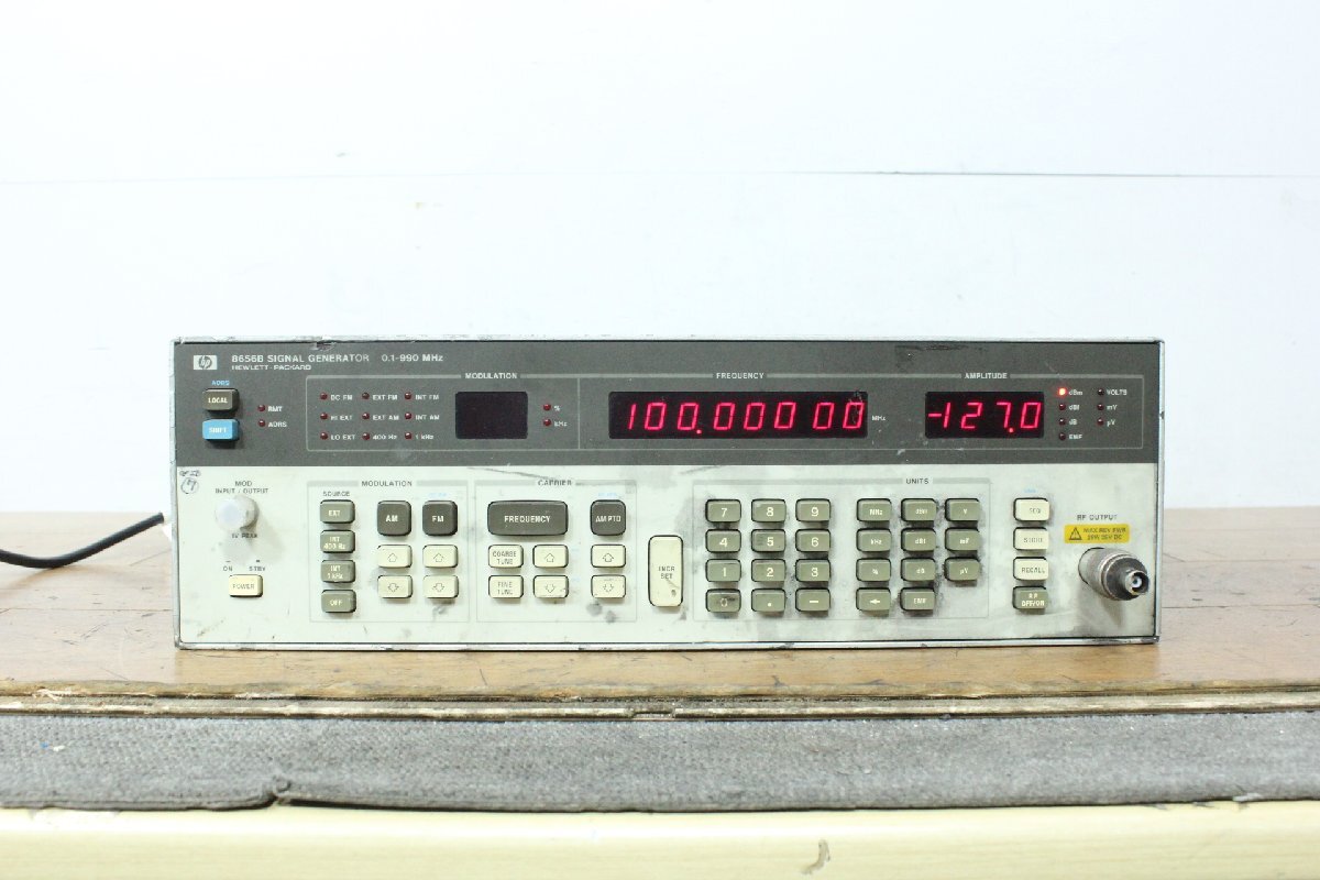 ☆【3H0602-1】 hp シグナルジェネレータ 8656B 100V SIGNAL GENERTOR 0.1-990 MHz ジャンク