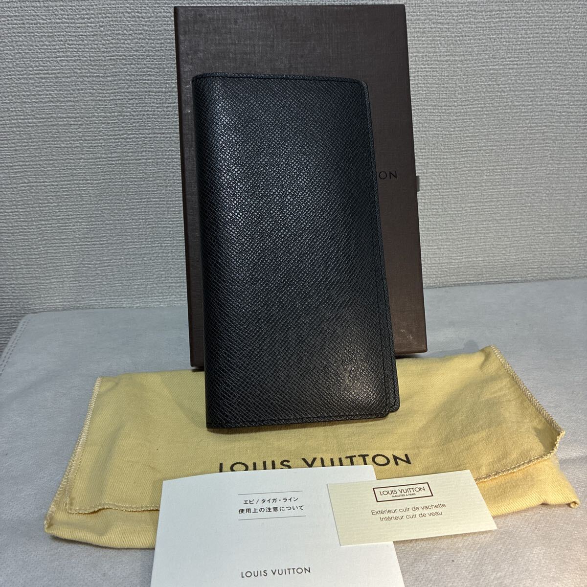【ほぼ未使用・美品】 LOUIS VUITTON ルイヴィトン 長財布 二つ折り ポルトフォイユ ブラザ タイガ ブラック 付属品付き シリアルあり
